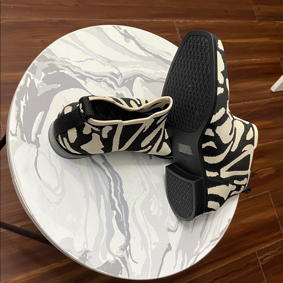 Vivaia Ecru Tiger Chelsea Boots. Excellent condition. women’s size 8. - Picture 7 of 7